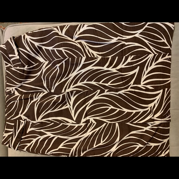 Brown knee length skirt with leaf patterns. - Picture 3 of 4